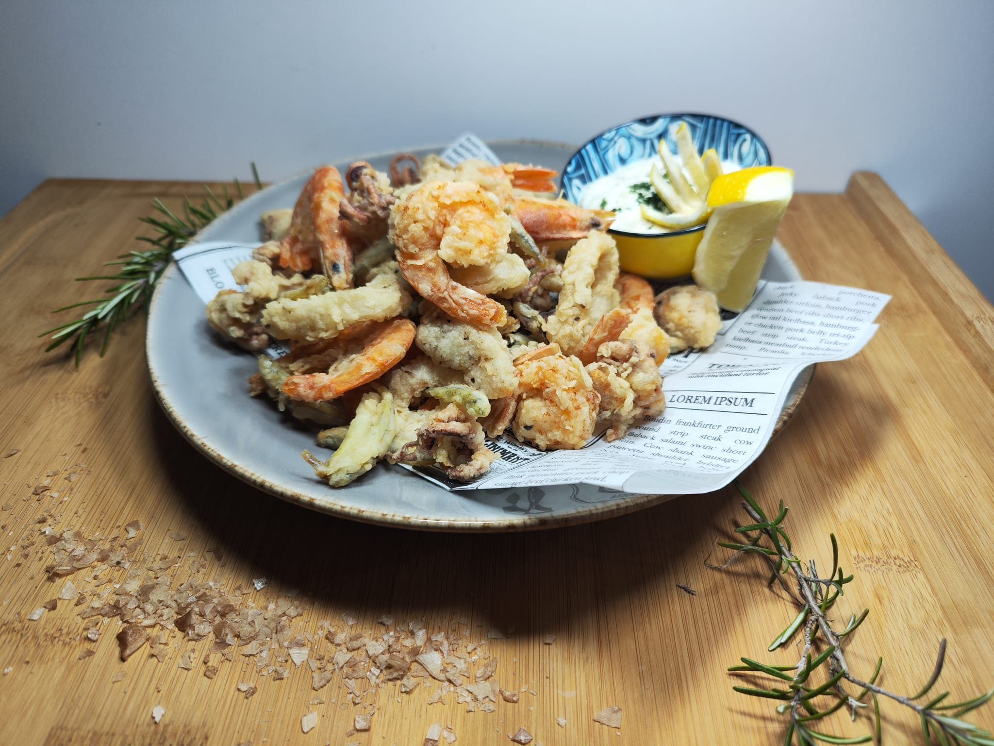 Fritto misto mit Meeresfrüchten, Zitronen und Dip.