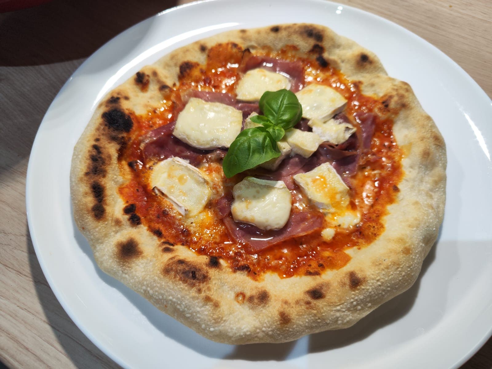 Holzofenpizza mit Prosciutto und geschmolzenem Brie im La mia Casa